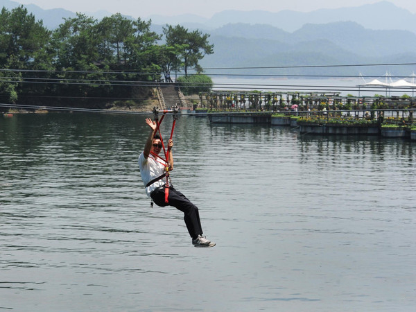 景區(qū)無動(dòng)力游樂設(shè)備空中飛人 驚險(xiǎn)刺激  讓游客體驗(yàn)凌空飛渡