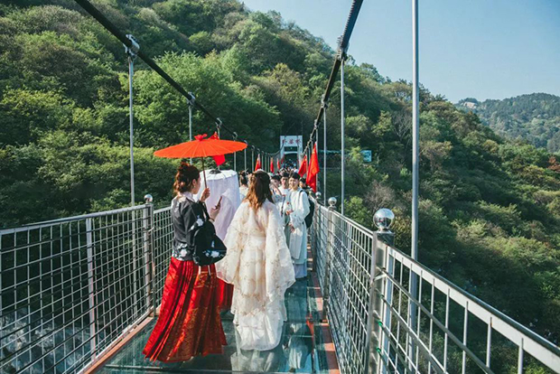 玻璃吊橋如何維護(hù)，聽聽玻璃吊橋廠家怎么說